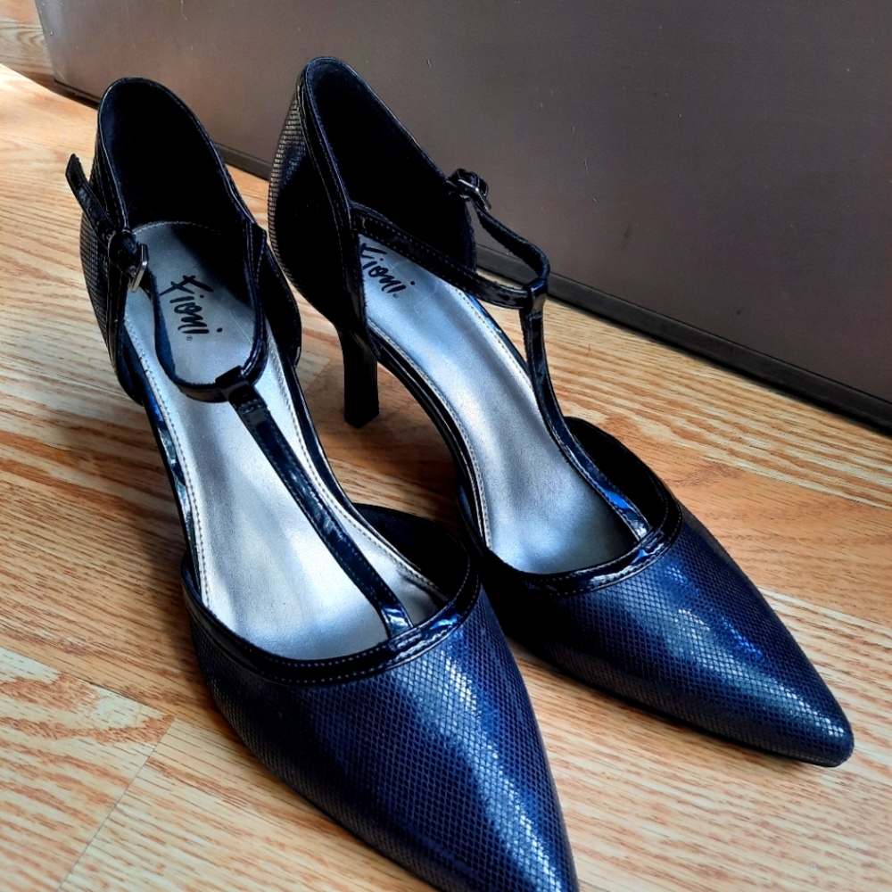{10} Fioni Black Heels